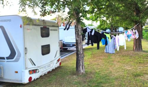 영월 스포츠파크 공영주차장에 얌체 캠핑족들이 나무를 이용해 빨래를 말리고 있다.