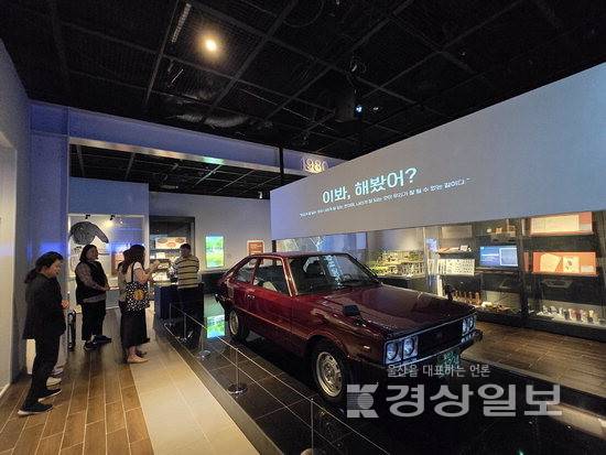 ▲ 재개실을 하루 앞둔 28일 찾은 울산박물관 산업사실. 임혜민 학예사가 지역 기자들에게 새롭게 바뀐 산업사실에 대해 설명하고 있다.