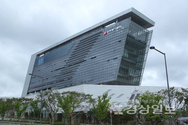 한국동서발전은 29일 한국전력기술, 건화와 함께 '신호남 및 신일산 복합건설 통합 설계기술용역 계약'을 체결했다. 사진은 한국동서발전 본사 전경. 한국동서발전 제공