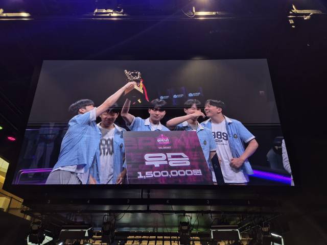 지난 26일 부산 부산진구 e스포츠 경기장 ‘브레나’에서 ‘2025 브레나 베스트플레이어 대회’가 열렸다. 이 대회 청소년부 발로란트 종목에서 우승한 부산컴퓨터과학고 A팀(Team CubeTang)이 트로피를 들어 올리고 있다. 부산시교육청 제공