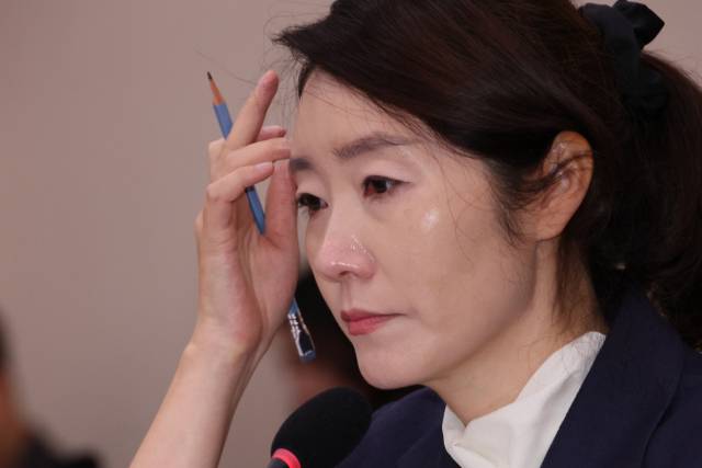 보좌진 갑질 논란으로 낙마한 강선우 여성가족부 장관 후보자가 지난 14일 열린 인사청문회에서 침울한 표정을 짓고 있다. 연합뉴스