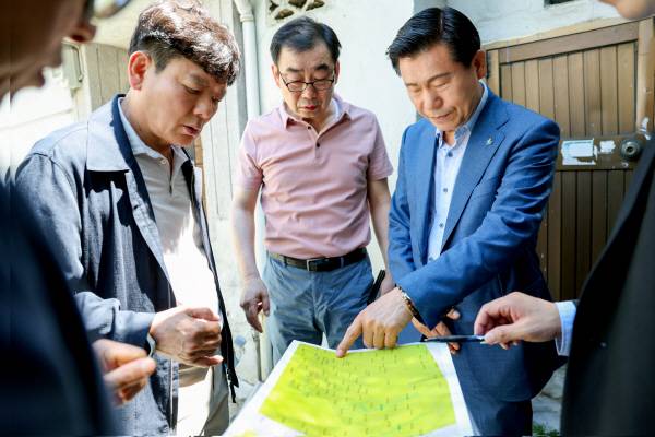 류규하 중구청장이 민선 8기 3주년을 맞아 남산동 공영주차장 현장을 점검하고 있다. 중구청 제공