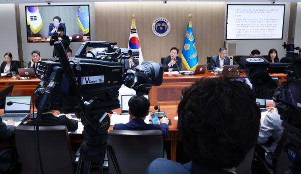 이재명 대통령이 29일 서울 용산 대통령실 청사에서 열린 국무회의를 주재하고 있다. 이날 국무회의는 KTV 생방송으로 진행됐다.연합