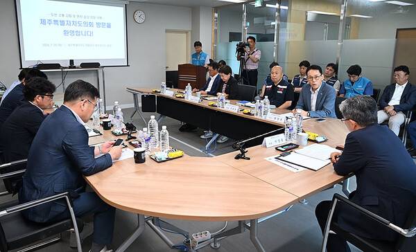 29일 제주개발공사를 방문한 이상봉 의장과 정민구 환경도시위원장. ⓒ헤드라인제주