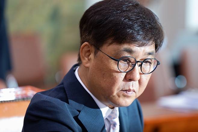 최휘영 문화체육관광부 장관 후보자가 29일 서울 여의도 국회 문화체육관광위원회에서 열린 인사청문회에 출석해 청문회를 준비하고 있다. 사진=뉴스1
