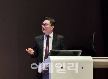 정용지 케어젠 대표가 지난 1월 서울 여의도에서 기업설명회를 열고 발표한 모습 (사진=이데일리 김새미 기자)