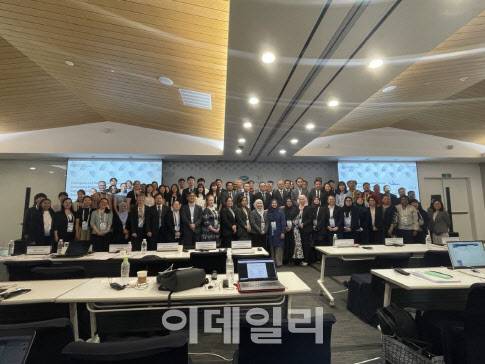 28일 인천 송도컨벤시아에서 합법적 목재 교역 촉진을 위한 목재식별 기술 공유 및 역량 강화 워크숍이 열린 가운데 참석자들이 기념촬영을 하고 있다. (사진=국립산림과학원 제공)
