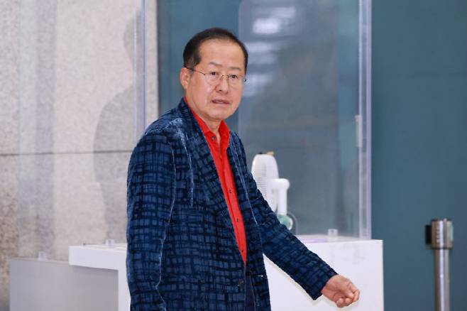 홍준표 전 대구시장이 지난달 17일 인천국제공항 제1여객터미널을 통해 귀국하고 있다. (사진=연합뉴스)
