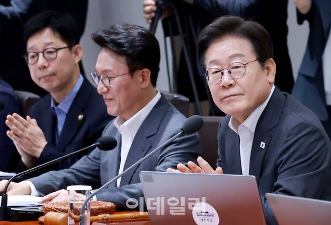 이재명 대통령이 29일 서울 용산 대통령실 청사에서 열린 국무회의에서 신임 국무위원 인사말에 박수치고 있다.(사진=뉴시스)