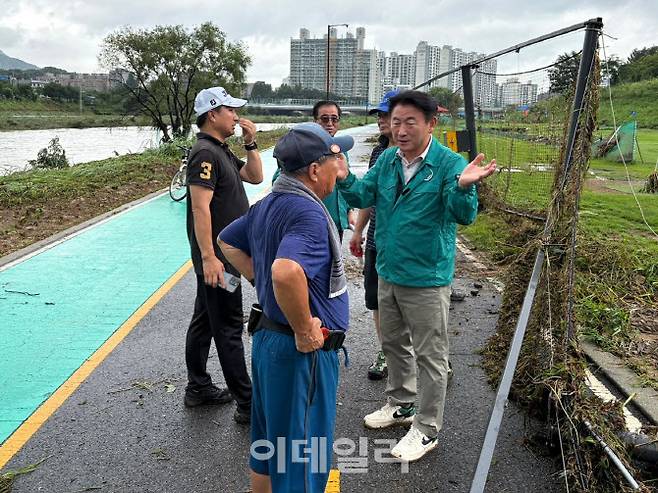 폭우가 내린 당일 아침 김 시장이 피해 현장을 찾아 주민들과 대책을 논의하고 있다. 김 시장은 현장 점검 이후 바로 수해복구 활동을 펼쳤다.(사진=의정부시 제공)