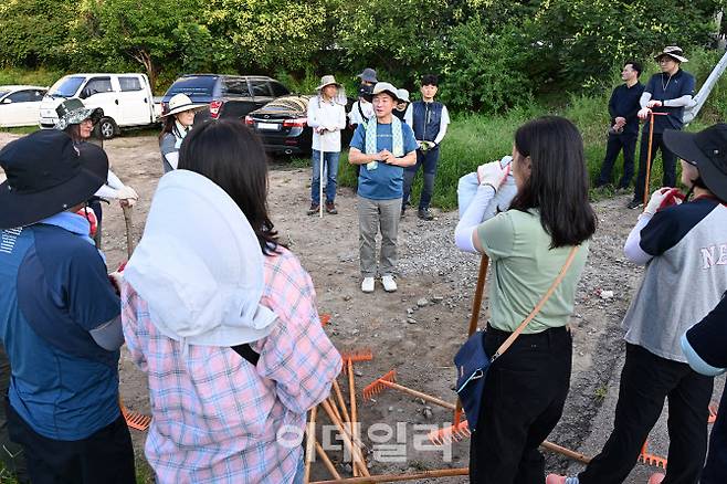 김 시장이 수해복구에 동참한 직원들과 인사하고 있다.(사진=의정부시 제공)