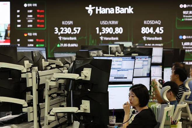 29일 서울 하나은행 본점 딜링룸에서 딜러들이 업무를 보고 있다. (사진=연합뉴스)