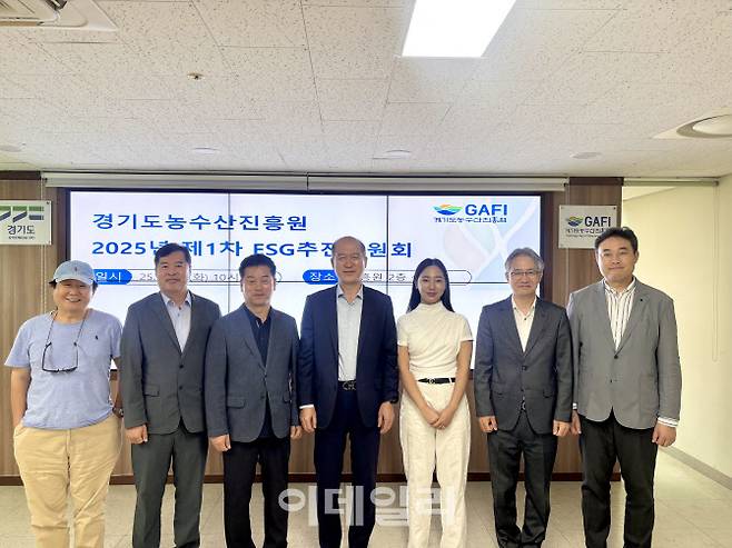 29일 경기도농수산진흥원에서 열린 제1회 ESG 추진위원회에 참석한 최창수 진흥원장(가운데)을 비롯한 추진위원들이 기념사진을 찍고 있다.(사진=경기도농수산진흥원)