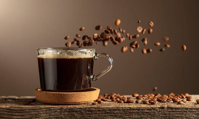 매일 사용하는 샴푸에 카페인이 함유돼 있다면 탈모 관리 루틴에 자연스럽게 녹여낼 수 있다. 이때 카페인의 농도, 제형, 사용 시간 등을 고려해야 최대의 효과를 기대할 수 있다. [사진=게티이미지뱅크]