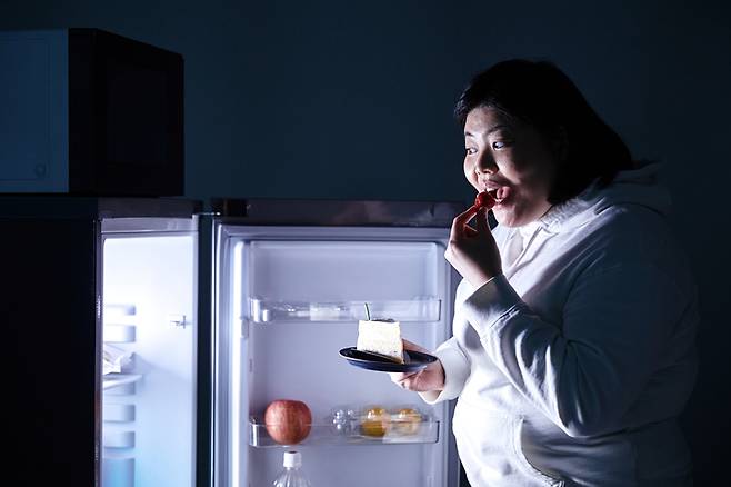 위는 밤에는 활동이 둔해지는데, 이때 음식물이 들어오면 소화 효소와 위산 분비가 계속된다. [사진= 게티이미지뱅크]
