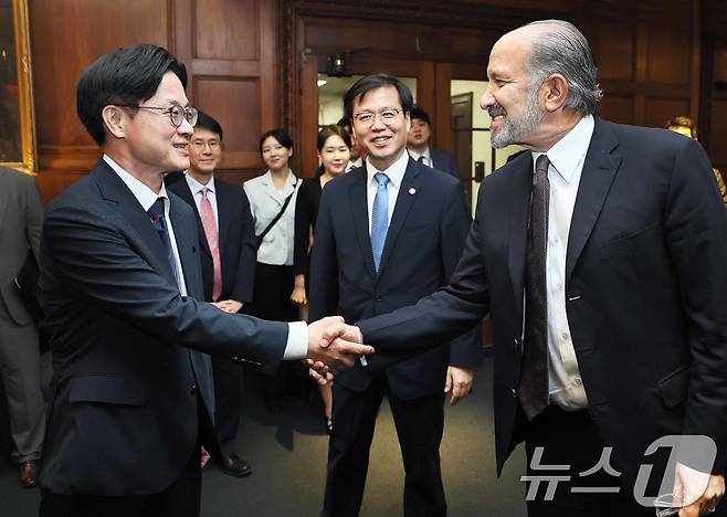 지난 24일(현지시간) 김정관 산업통상자원부 장관(사진 왼쪽)과 여한구 통상교섭본부장이 미국 워싱턴 D.C. 상무부 회의실에서 하워드 러트닉 상무부 장관과 만나 악수를 나누고 있다. (산업통상자원부 제공. 재판매 및 DB 금지) 2025.7.25/뉴스1