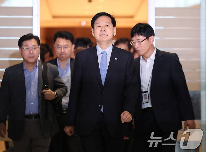 구윤철 경제부총리 겸 기획재정부 장관이  29일 오전 인천국제공항 제2터미널을 통해 미국으로 출국하고 있다. 2025.7.29/뉴스1 ⓒ News1 김진환 기자