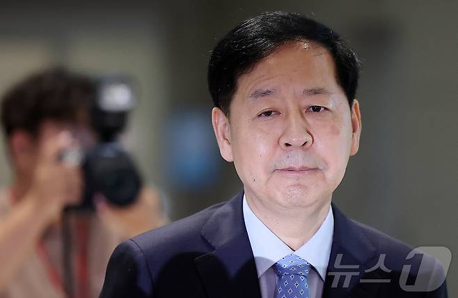 구윤철 경제부총리 겸 기획재정부 장관이 29일 오전 인천국제공항 제2터미널을 통해 미국으로 출국하고 있다.  2025.7.29/뉴스1 ⓒ News1 김진환 기자