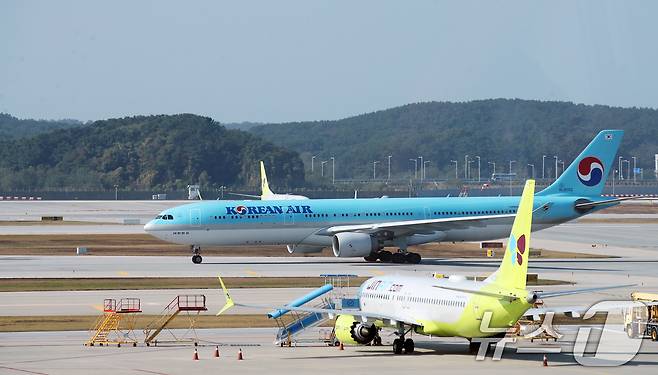 인천국제공항 2터미널에 계류되어 있는 여객기들. <자료사진>/뉴스1 ⓒ News1 이승배 기자