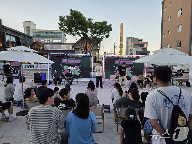 울산 동구 일산청년광장에서 열린 일삶힐링 버스킹 공연 지원사업 ‘THE STAGE ON’의 모습. (울산 동구 제공. 재판매 및 DB금지)/뉴스1