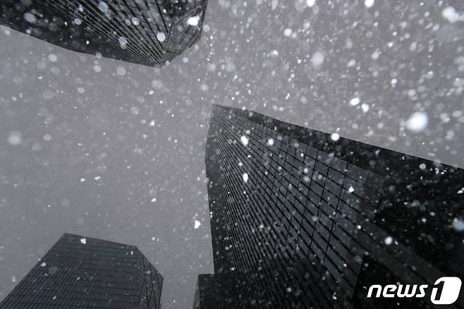 눈 내리는 서울 여의도 일대 (자료사진) /뉴스1 ⓒ News1 이승배 기자