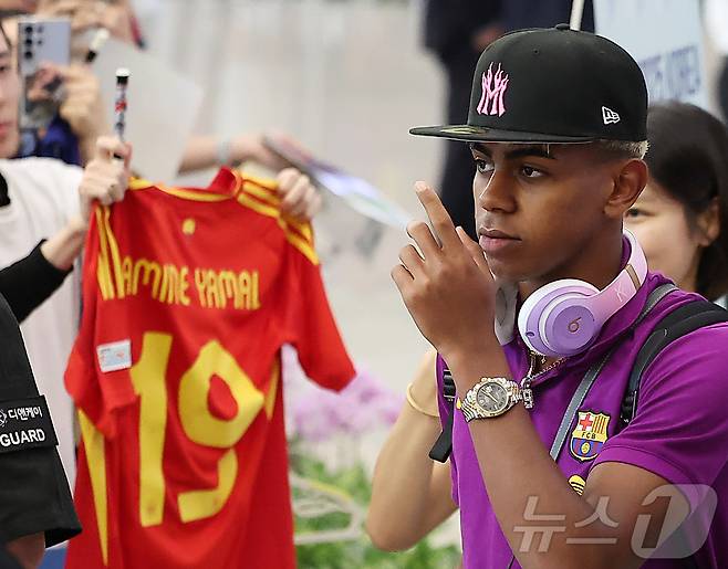 FC 바르셀로나의 공격수 라민 야말이 29일 오후 인천국제공항 2터미널을 통해 입국하고 있다.  2025.7.29/뉴스1 ⓒ News1 김진환 기자