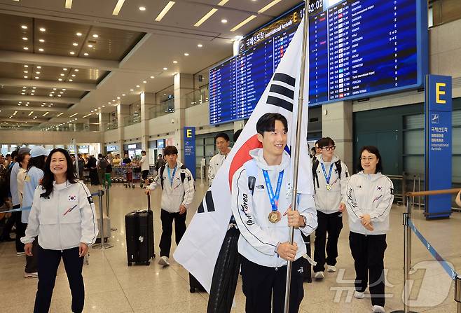 2025 라인-루르 하계 세계대학경기대회에 참가한 대한민국 선수단이 29일 오전 인천국제공항 제1여객터미널을 통해 귀국하고 있다. 13개 종목에 311명의 선수단을 파견한 대한민국 선수단은 금메달 21개, 은메달 9개, 동메달 27개를 획득하며 종합 4위로 대회를 마무리했다.. 2025.7.29/뉴스1 ⓒ News1 김진환 기자