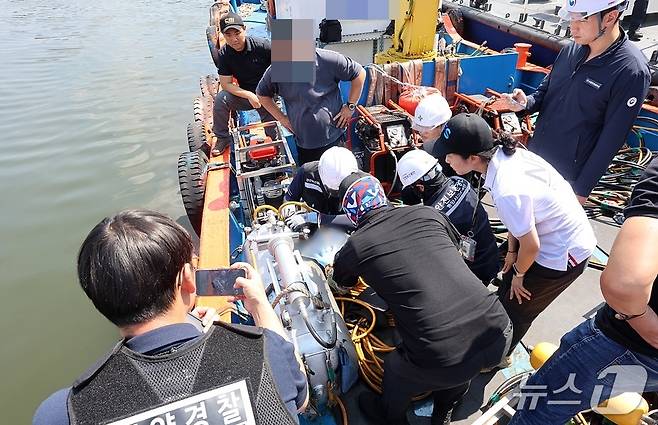 창원해경이 지난 23일 고용노동부 창원지청과 부산신항 잠수부 사망 사고에 대한 현장 합동 감식을 벌이고 있다.(창원해경 제공. 재판매 및 DB금지)
