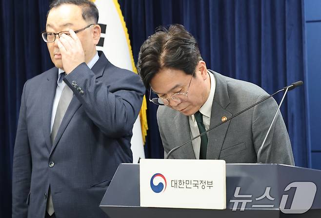 김영훈 고용노동부 장관이 29일 서울 종로구 정부서울청사에서 열린 노동조합 및 노동관계조정법 개정안(노란봉투법) 관련 브리핑에서 고개 숙여 인사하고 있다. 2025.7.29/뉴스1 ⓒ News1 임세영 기자