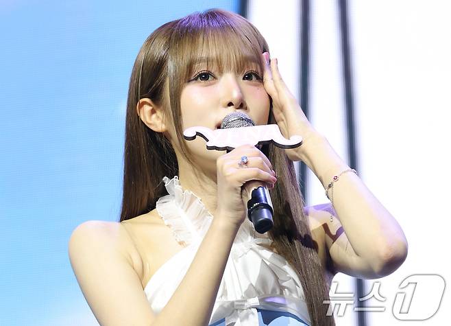 가수 최예나가 29일 오후 서울 용산구 블루스퀘어에서 가진 미니 4집 '블루밍 윙스'(Blooming Wings) 쇼케이스에서 수록곡 소개를 하고 있다. 2025.7.29/뉴스1 ⓒ News1 권현진 기자