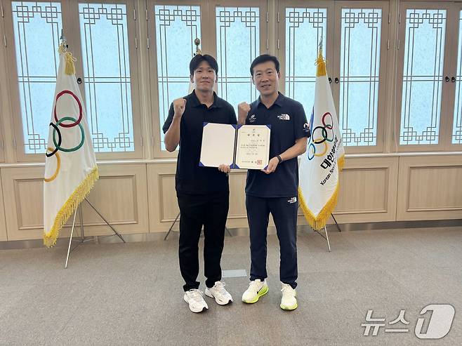 대한체육회 선수위원회 위원장으로 선출된 김국영(왼쪽)과 김택수 국가대표 선수촌장. (대한체육회 제공)
