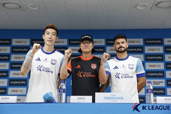 팀 K리그 김판곤 감독(가운데)과 조현우(왼쪽), 세징야(오른쪽)(한국프로축구연맹 제공)