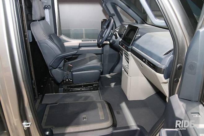 조수석 시트는 바닥면에 맞춰 들어가 이동 중 걸리지 않게 했다