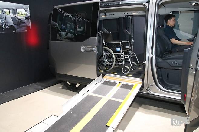 장애인 이동 차량은 경사로를 달아 측면에서 탑승이 가능해 접근이 훨씬 편리하다