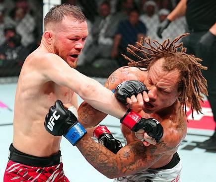 표트르 얀이 마커스 맥기(오른쪽)에게 펀치 공격을 하고 있다. 사진 | UFC
