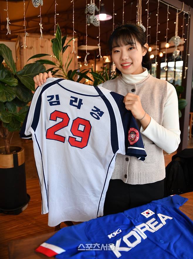 야구 국가대표 김라경. 지난 2019년 12월 서울대학교 합격증을 받은 뒤 스포츠서울과 인터뷰를 하고 있다. 김라경이 들고 있는 유니폼은 계룡시 리틀야구단에서 뛰던 시절 자신의 유니폼이다. 남양주 | 강영조기자kanjo@sportsseoul.com