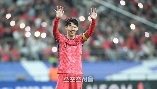 손흥민이 10일 서울월드컵경기장에서 열린 2026 FIFA 북중미 월드컵 3차 예선 쿠웨이트와 경기에서 동료 선수들을 격려하고 있다.  2025. 6. 10. 상암 | 최승섭기자 thunder@sportsseoul.com
