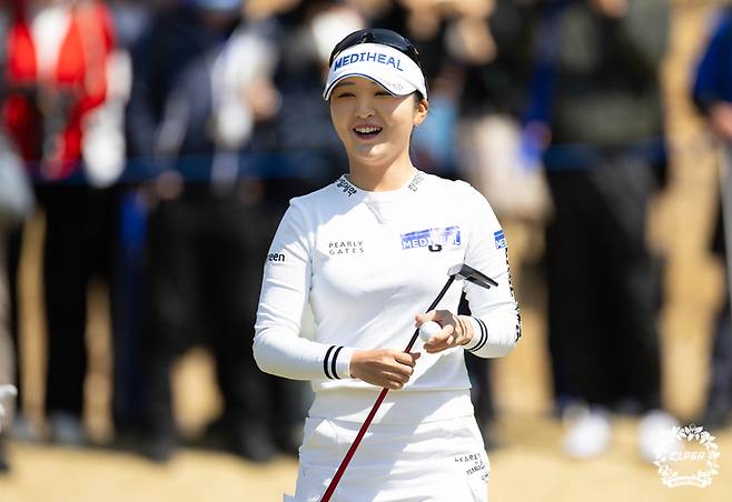 이예원이 6일 동레베네스트GC에서 열린 KLPGA투어 두산건설 위브 챔피언십 최종라운드에서 이글로 우승을 따낸 뒤 환하게 웃고 있다. 사진 | KLPGA