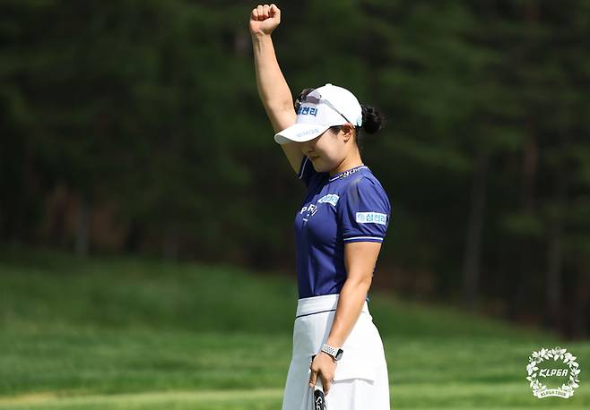 고지우가 29일 열린 KLPGA 투어 맥콜·모나 용평오픈 최종 라운드 18번홀에서 우승을 확정한 후 세리머니를 하고 있다. 사진 | KLPGA