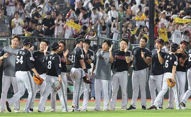 LG 선수들이 부산 사직구장에서 열린 2025 KBO라그 롯데전에서 3-2으로  승리한 뒤 기쁨을 나누고 있다. 사진 | 연합뉴스