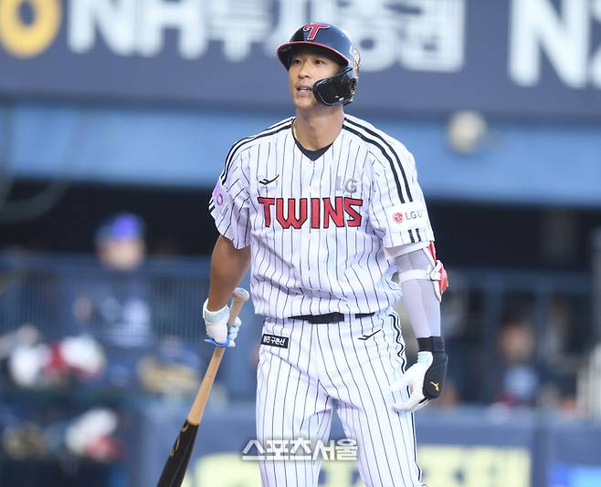 LG 송찬의가 23일 서울 잠실구장에서 열린 2025 KBO리그 NC와 경기 1회말 헛스윙 삼진아웃을 당한 후 아쉬워하고 있다. 잠실 | 최승섭기자 thunder@sportsseoul.com