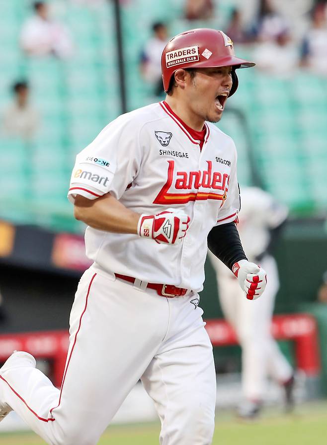 SSG 이지영이 29일 인천SSG랜더스필드에서 열린 2025 KBO리그 키움전에서 2회말 역전 3점포를 터뜨린 후 포효하고 있다. 사진 | SSG 랜더스