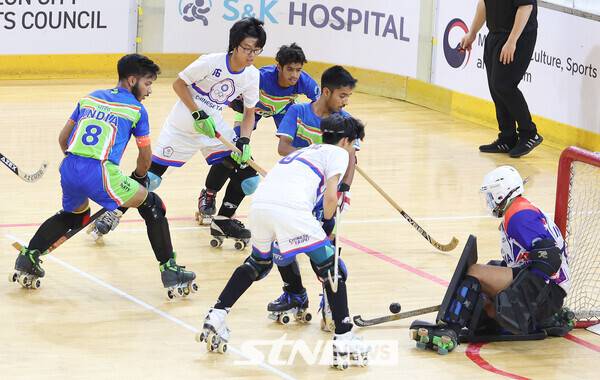 28일 충북 제천시에 위치한 제천족구장에서 '제20회 아시아 롤러스케이팅 선수권대회' 링크하키 남자 인도와 대만의 경기가 열렸다. /사진(제천)=강명호 기자