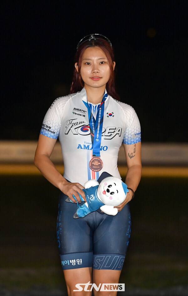 28일 제천에 위치한 송학로드경기장에서 열린 '제20회 아시아 롤러스케이팅 선수권대회' 스피드 로드 여자 15,000m 제외 결선에서 동메달을 따낸 나영서(서울은평구청)가 시상식에서 포즈를 취하고 있다. /사진(제천)=김종원 기자