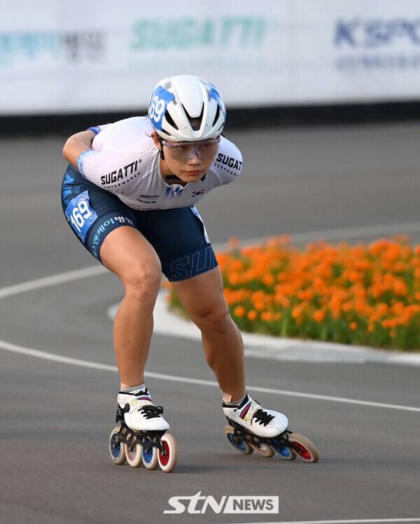 28일 제천에 위치한 송학로드경기장에서 진행된 '제20회 아시아 롤러스케이팅 선수권대회' 스피드 로드 여자 15,000m 제외 결선에서 나영서(서울은평구청)가 질주하고 있다. /사진(제천)=김종원 기자