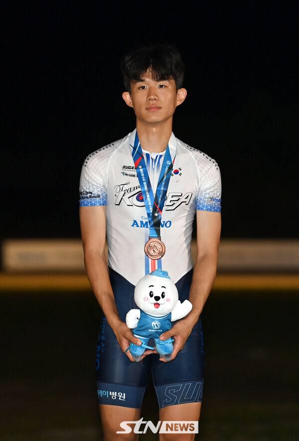 28일 충북 제천시에 위치한 송학로드경기장에서 열린 '제20회 아시아 롤러스케이팅 선수권대회' 스피드 로드 남자 주니어 15,000m 제외 경기에서 동메달을 획득한 강병호(충북서원고)가 시상대에서 포즈를 취하고 있다. /사진(제천)=김종원 기자