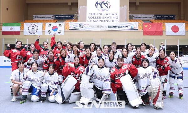 29일 오후 충북 제천시에 위치한 세명대학교 세명체육관에서 '제20회 아시아 롤러스케이팅 선수권대회' 인라인하키 여자 시니어 조별리그 한국과 일본 간의 경기가 열렸다. 한국과 일본의 선수들이 경기 후 함께 기념 사진을 촬영하고 있다. /사진(제천)=강명호 기자