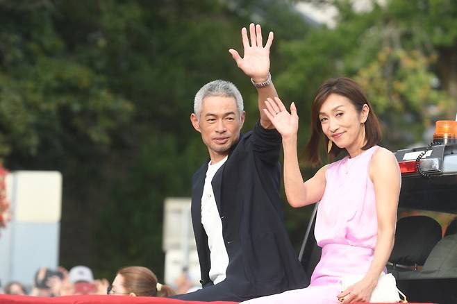 스즈키 이치로가 아내 유미코씨와 메이저리그 명예의전당 헌액을 축하하는 팬들에게 손을 들어 인사하고 있다. UP연합뉴스