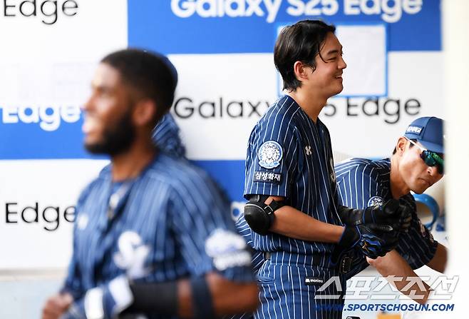 6일 대구 라이온즈파크에서 열린 삼성 라이온즈와 LG 트윈스의 경기. 4회말 삼성 디아즈 솔로포에 구자욱이 기뻐하고 있다. 대구=박재만 기자 pjm@sportschosun.com/2025.07.06/