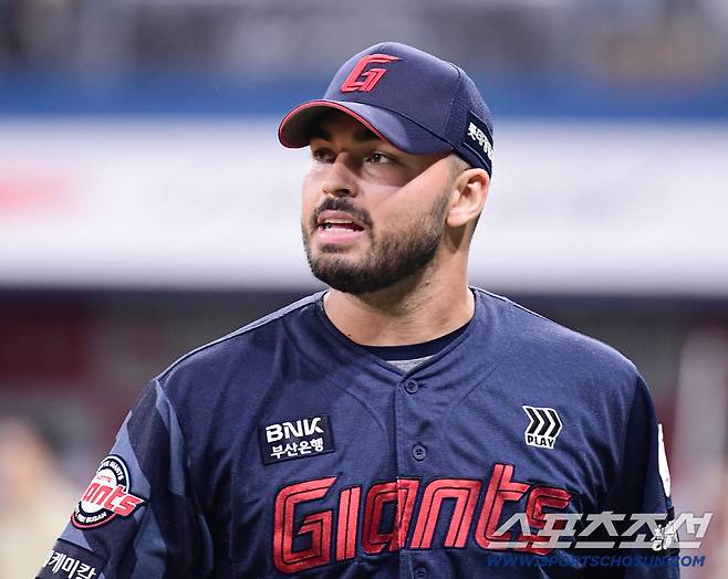 24일 서울 고척스카이돔에서 열린 키움과 롯데의 경기. 6회 투구를 마치고 마운드를 내려오는 롯데 감보아. 고척=송정헌 기자songs@sportschosun.com/2025.07.24/